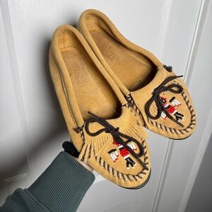Minnetonka Thunderbird Animikii Hardsole Womens Moccasin Slip On Shoes Size 9
